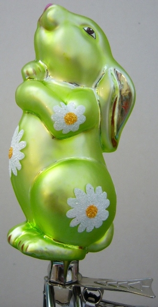 Hase mit Blumen auf Clip, grün 19029Ha